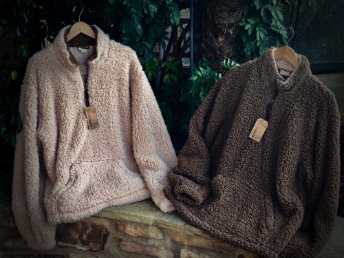 82019-2, 7 
STONE, CAFE
SHEARLING PULLOVER
